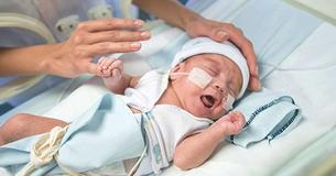 Nach Küssen der Familie: Baby kämpft ums Überleben