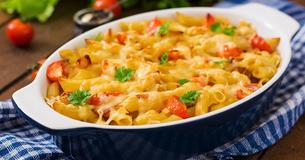 Auflauf mit Hack und Hörnchen-Pasta frisch aus dem Ofen