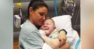 Mamá entra a consolar a su estresado hijo luego de una cirugía y se encuentra a la enfermera acurrucada con él en la cama