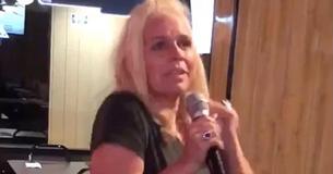Il protagonista del noto reality Dog The Bounty Hunter condivide un video di Beth Chapman che canta Bruno Mars prima della sua morte