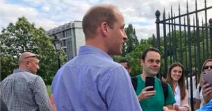 Le prince William étonne ses supporters avec émotion lors d'une veillée pour Diana devant le palais de Kensington