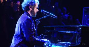 Josh Groban zingt een van de beste nummers aller tijden en raakt het publiek vanaf de eerste noot
