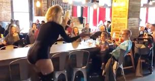 Drag queen zingt 'Baby Shark' voor kleuter bij drag lunch