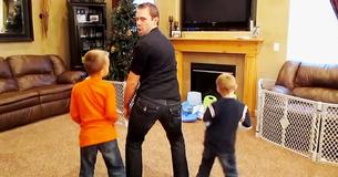 Vader filmt met zijn kinderen "Sexy And I Know It" dansroutine, dan ziet moeder het en word gek