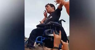 Spanien: Festival-Besucher heben Rollstuhlfahrer in die Höhe, damit er das Konzert besser sehen kann
