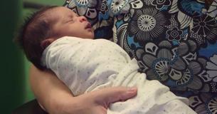 Les hôpitaux recherchent d'urgence des bénévoles pour câliner les bébés nés toxicomanes