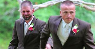 Le père de la mariée arrête le mariage afin que son beau-père puisse la conduire dans l'allée lui aussi