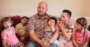 Un homme célibataire adopte son cinquième enfant handicapé et dit qu'il "ne changerait rien"