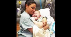 Une maman entre dans la chambre d'hôpital pour réconforter son fils effrayé après une opération et trouve une infirmière qui le prend dans ses bras dans son lit