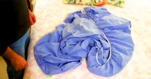 Un guide pour hommes pour plier les draps-housses