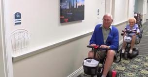 Une femme de 102 ans épouse un ancien combattant de 100 ans de la Seconde Guerre mondiale dans une maison de retraite après plus d'un an à sortir ensemble