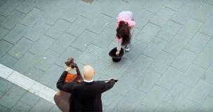 Kleines Mädchen wirft eine Münze in einen Gut und setzt dadurch einen Flashmob mit klassischer Musik in Gang