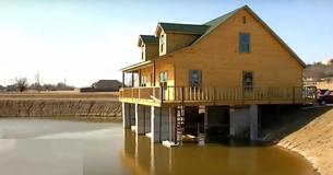 Un homme construit une maison au-dessus d'un étang pour pouvoir pêcher dans son salon