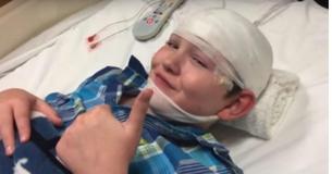 Un enfant de 12 ans atteints d'une maladie rare et irréversible qui transforme lentement sont corps en pierre