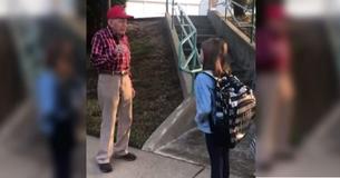 Une petite fille dit qu'un étranger lui a parlé tous les matins avant l'école et sa mère décide donc de le traquer
