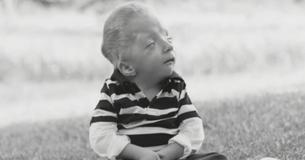 Un enfant de 6 ans atteint d'une maladie si rare qu'elle rend les médecins perplexes alors qu'il a survécu à 36 interventions chirurgicales
