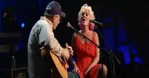 Son père, un vétéran, est monté sur scène pour la première fois et tout le monde était en larmes à la fin de la chanson