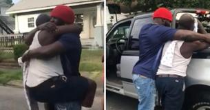 Le père saute dans les bras de son fils en pleurant des larmes de joie après qu'il ait été surpris avec un nouveau camion