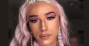 Un adolescent va au bal de fin d'année scolaire en travesti pour faire face aux brutes 