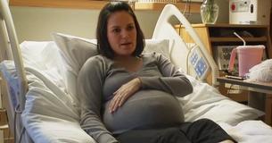 Mama gaat voor de derde keer bevallen en nadat baby geboren is, haalt de dokter er nog twee baby's uit
