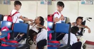 Une enseignante capture un doux moment lorsque deux élèves aident un camarade de classe ayant une handicape 