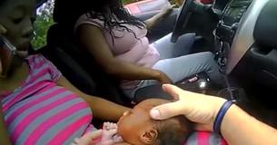 Une intervention routière régulière se transforme en sauvetage dramatique lorsque l'agent sauve la vie d'un bébé de 12 jours à bout de souffle