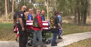 Un ancien combattant de la marine décède seul sans personne pour le pleurer jusqu'à ce que des motards se présentent pour se retrouver autours du cercueil en guise d'hommage