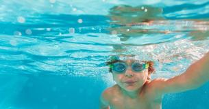 6-jähriger Held: Junge bewahrt Baby im Schwimmbad vor dem Ertrinken