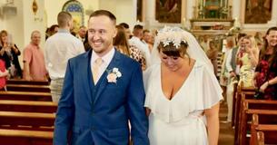 Un couple surprend des invités en transformant secrètement le baptême de bébé en un mariage surprise