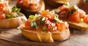 Klassische Bruschetta mit frischen Tomaten, Knoblauch und Basilikum