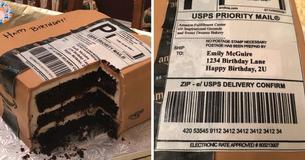 Un homme donne à sa femme un gâteau d'anniversaire à la forme de sa chose préférée : un paquet géant d'Amazone