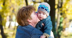 Les enfants apprennent à refuser les baisers de leurs grands-mères