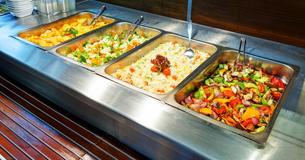 Dit restaurant geeft elke dag gratis maaltijden aan daklozen in plaats van de restjes weg te gooien
