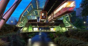 Wuppertaler Schwebebahn schwebt  wieder über der Stadt