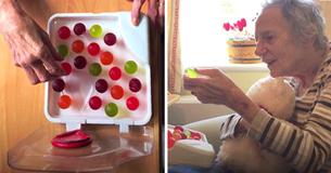 Une homme invente des bulles d'eau comestibles qui ressemblent à des bonbons pour garder les patients atteints de démence hydratés