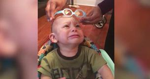 La réaction d'un enfant lorsqu'il met ses nouvelles lunettes qui corrigent sa déficience visuelle est juste magnifique