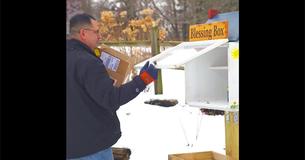 Un homme construit un garde-manger sur sa pelouse pour que les sans-abri et les affamés puissent manger