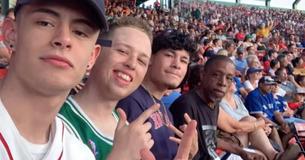 Tres amigos tienen un tique extra para un juego de béisbol y le hacen una oferta a un hombre de la calle