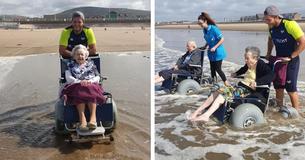 Les résidents d'une maison de retraite sont tellement excités lorsqu'ils plongent leurs orteils dans la mer pendant un voyage à la plage en fauteuils roulants spécialisés
