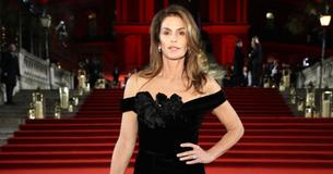 Cindy Crawford, 56 ans, se fait claquer pour sa photo en bikini :' Elle se fait un peu vieille pour ça'