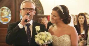 La mariée et son père ont fait pleurer toute l'église et le marié pendant qu'ils chantaient une interprétation touchante de "You Raise Me Up"