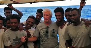 Richard Gere rend visite à des migrants bloqués en mer sur un navire en Méditerranée