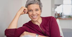 Warum man graue Haare nicht verstecken, sondern stylen sollte