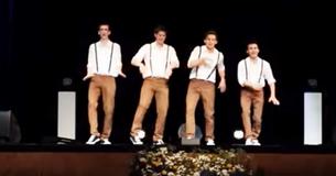 Vier talentvolle tieners grooven op een jaren '60 nummer en passen hun dansmoves opeens aan