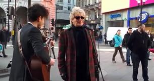 La superstar Rod Stewart entend un chanteur de rue chanter sa chanson, s'empare du micro et commence à se joindre au groupe