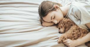 Frauen schlafen besser mit ihrem Hund an ihrer Seite als mit ihrem Partner
