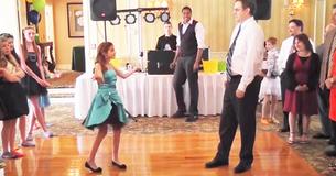 Un père semble incertain quand sa fille lui a dit qu'elle voulait danser. Mais dès que la musique a commencé, il est devenu la vedette