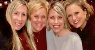 50 ans plus tard, un test ADN révèle que des amies qui se ressemblent sont en fait des demi-soeurs
