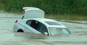 Un fils gâté pousse une nouvelle BMW dans la rivière parce qu'il s'attendait à une Jaguar