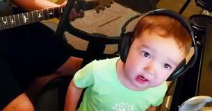 Un père entend son jeune fils chanter du Elvis et enregistre la vidéo la plus mignonne au monde